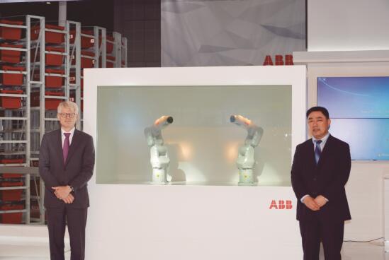 ABB最新款小型机器人IRB 1100在工博会首次亮相(图1)