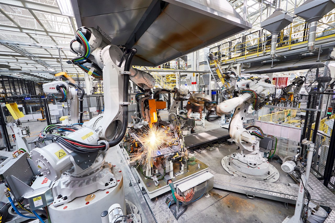 合作新篇章！ABB机器人为雷诺集团电动汽车工厂提供支持